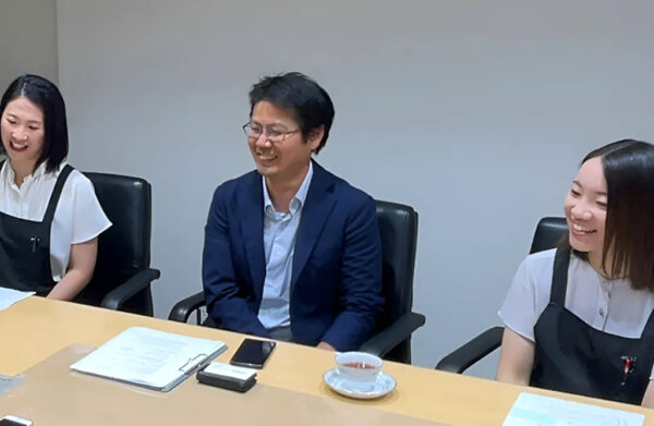 左：花岡様　中：日野工場配送センター センター長 佐伯様　右：浅見様