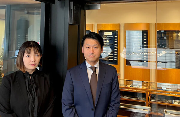 左：営業部 営業1課 主任 本田美桜様　　右：営業部 営業1課 課長 鈴木信一様