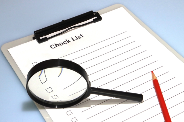 チェックリストと虫眼鏡と赤鉛筆