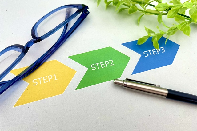 3つのステップを示す矢印