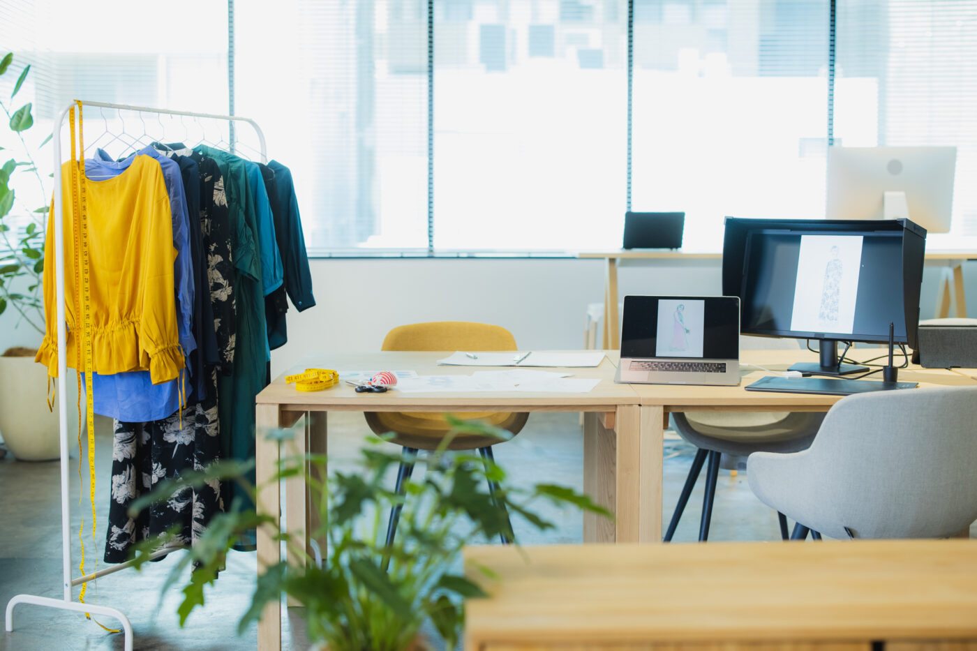 アパレルネットショップのデザインオフィスとハンガーラックの洋服