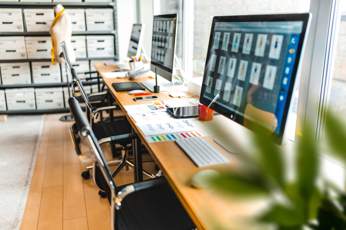 アパレルネットショップのデザイン制作を行うデスクの様子