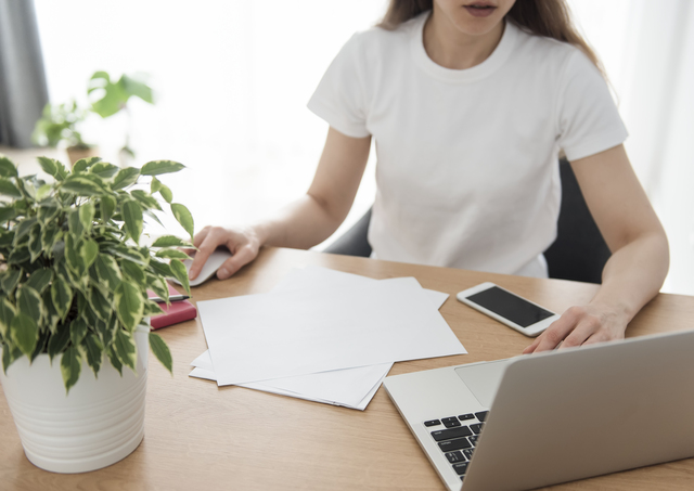 ネットショップ開設に向けて、パソコンで情報を調べている人物