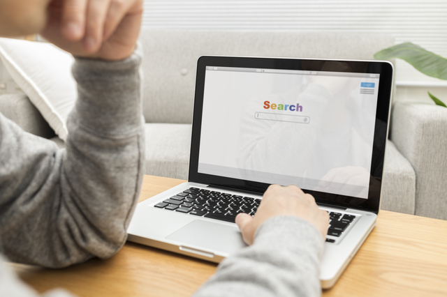 パソコンで商品リサーチをする様子