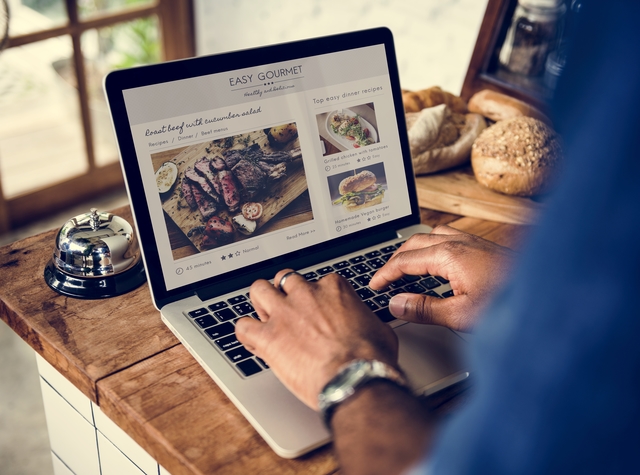 ベーカリーショップとそのショップサイトを更新をしている人物