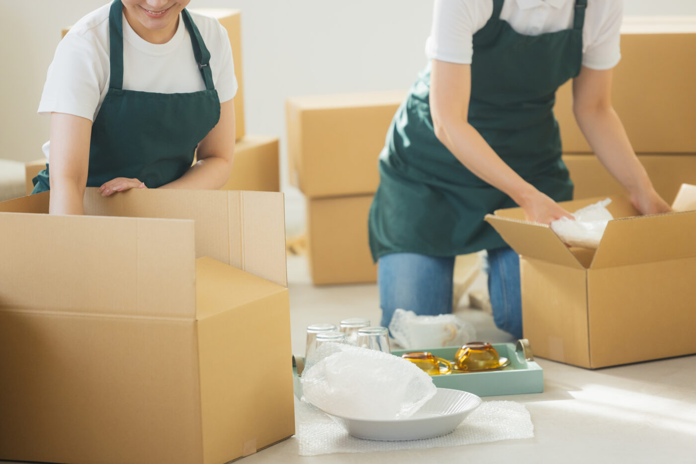 雑貨が入った段ボールを開封する様子