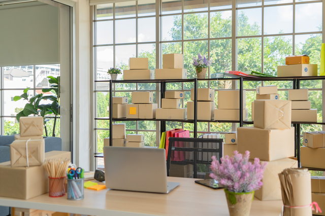 雑貨ショップのオフィスにあるパソコンデスクと段ボール
